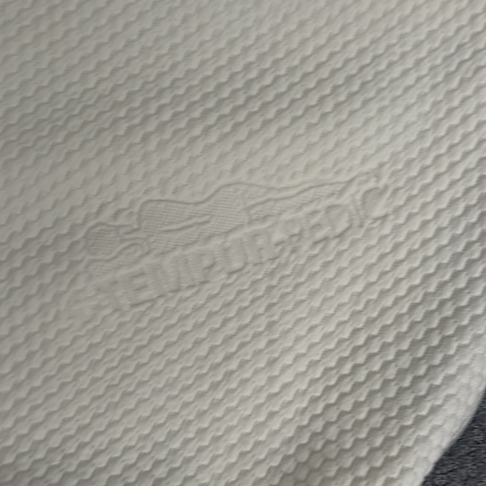 Tempur-pedic cooling mattress protector for twin bed - Picture 3 of 5
